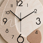 Horloge murale originale à formes organiques — vue rapprochée