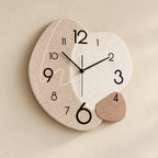 Horloge murale originale à formes organiques — vue rapprochée sur mur