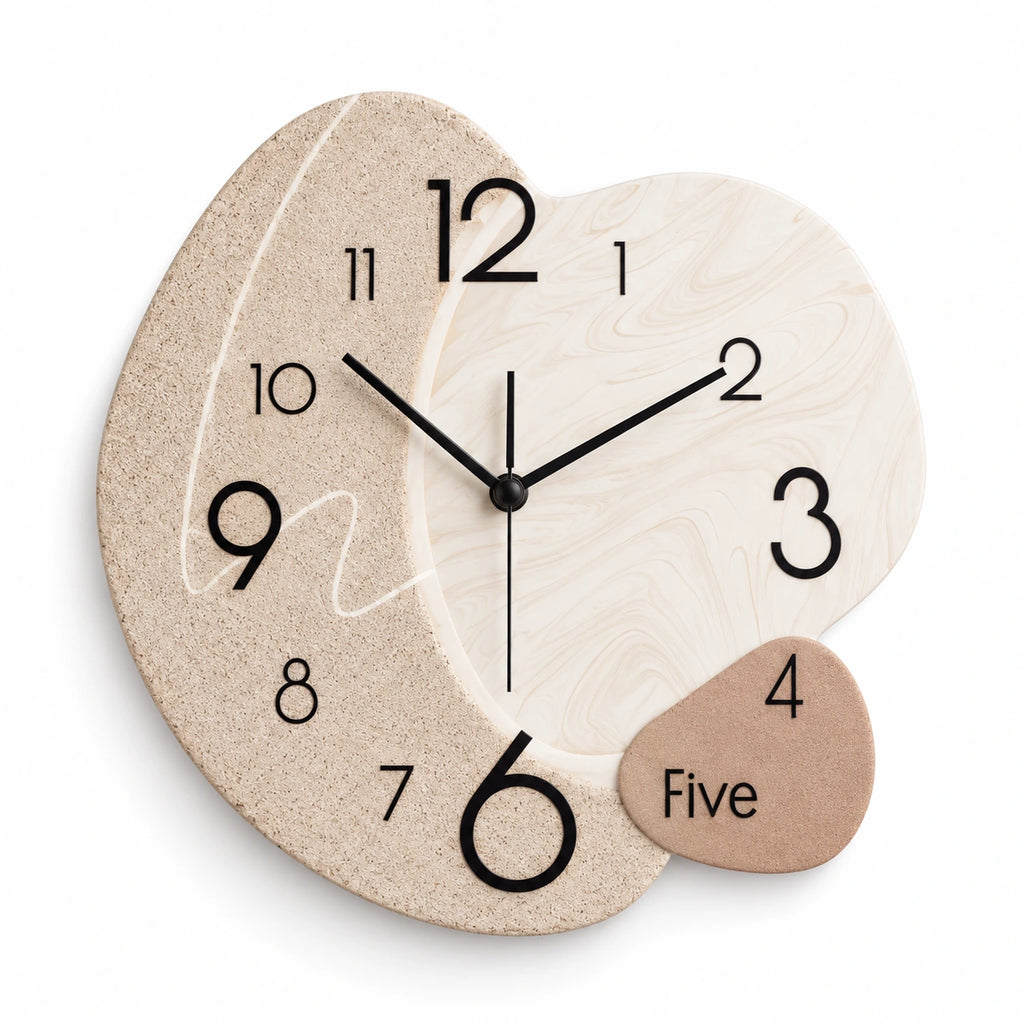 Horloge murale originale à formes organiques — vue studio