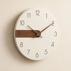 Horloge murale scandinave bois et blanc — 30 cm — vue de trois quarts
