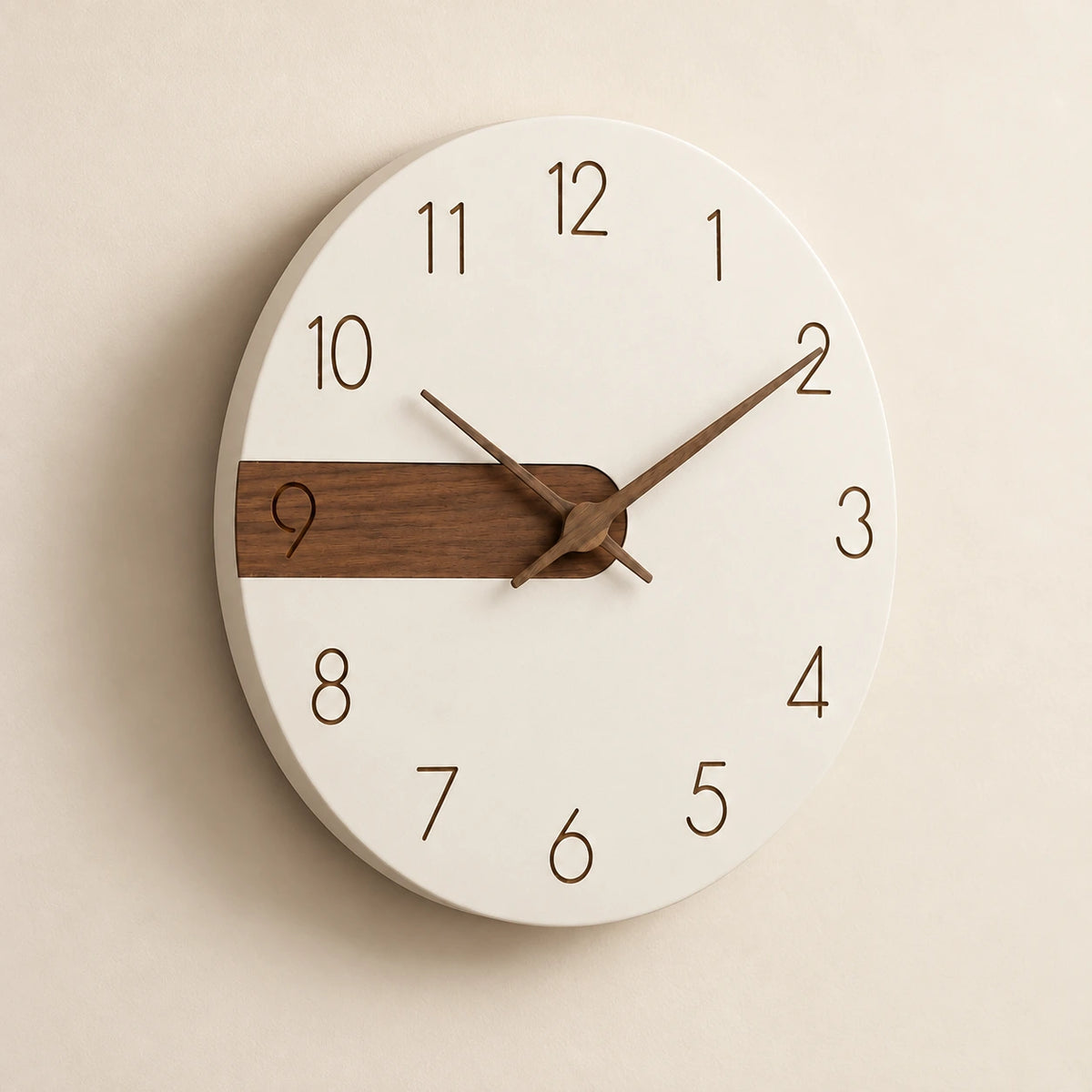 Horloge murale scandinave bois et blanc — 30 cm — vue de trois quarts
