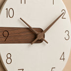 Horloge murale scandinave bois et blanc — 30 cm — vue rapprochée
