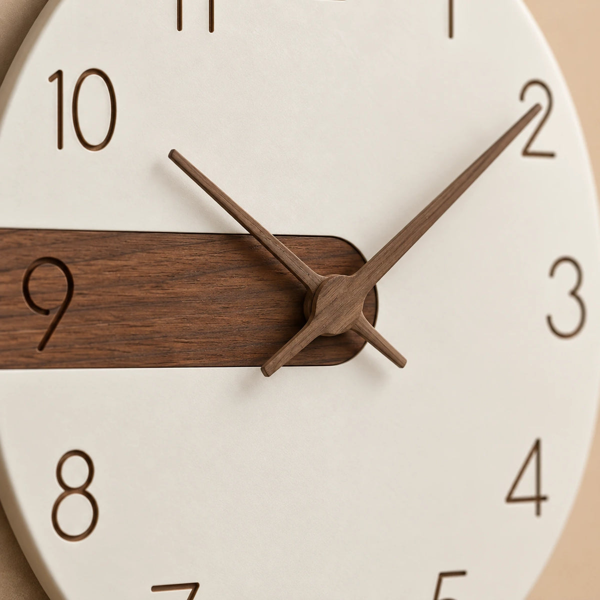 Horloge murale scandinave bois et blanc — 30 cm — vue rapprochée