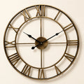 Grande horloge murale à chiffres romains — or retro — vue studio