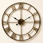 Grande horloge murale à chiffres romains — or retro — vue studio