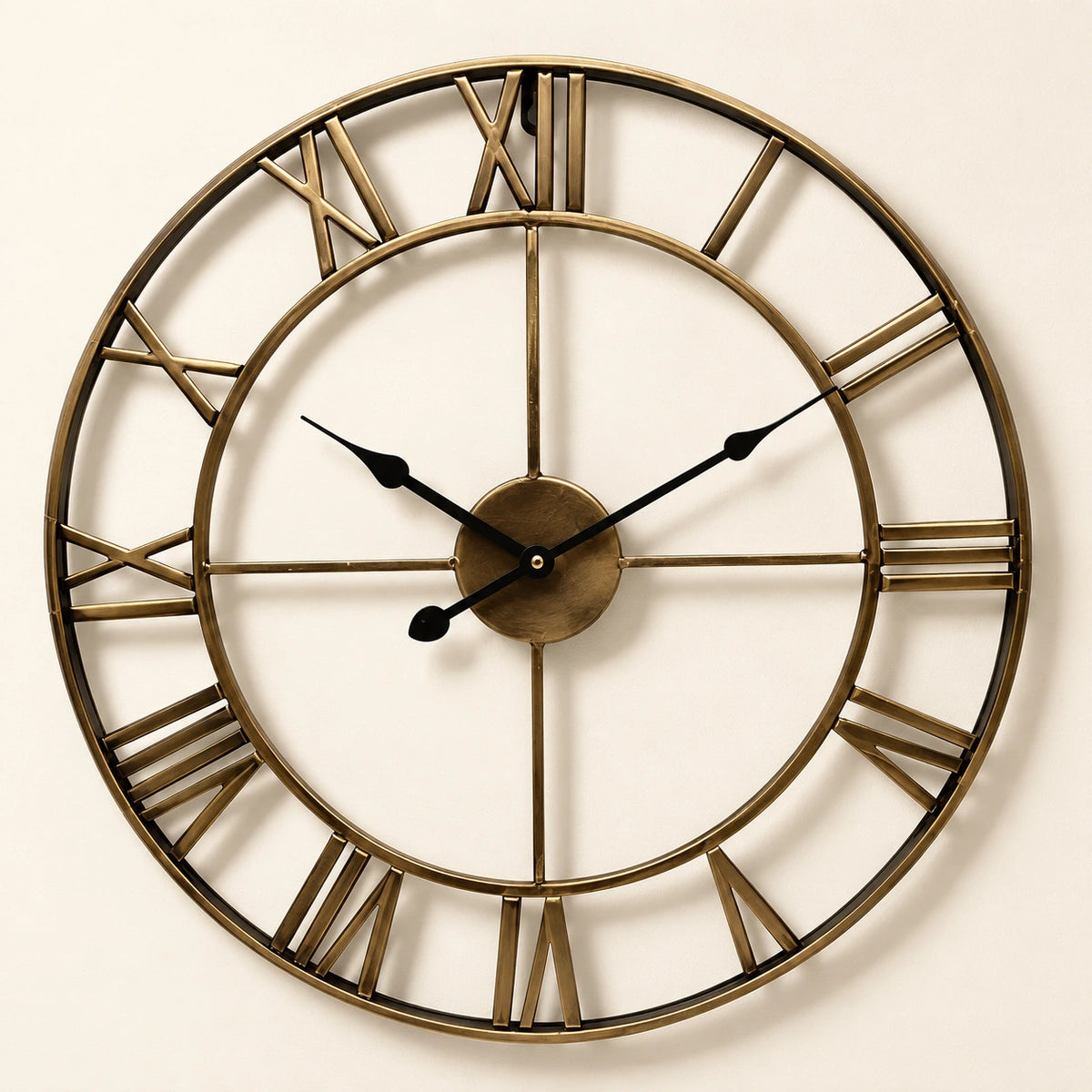 Grande horloge murale à chiffres romains — or retro — vue studio
