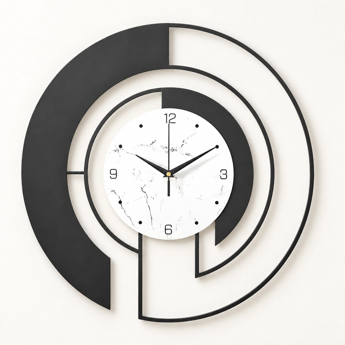 Horloge murale design en métal et acrylique — 45 cm — Noir — vue studio