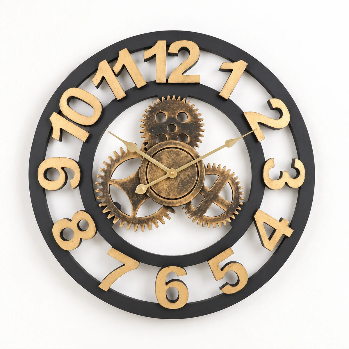Horloge murale vintage à décor engrenages — Or - chiffre classique — vue studio