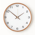 Horloge murale nordique en bois — blanc — vue studio