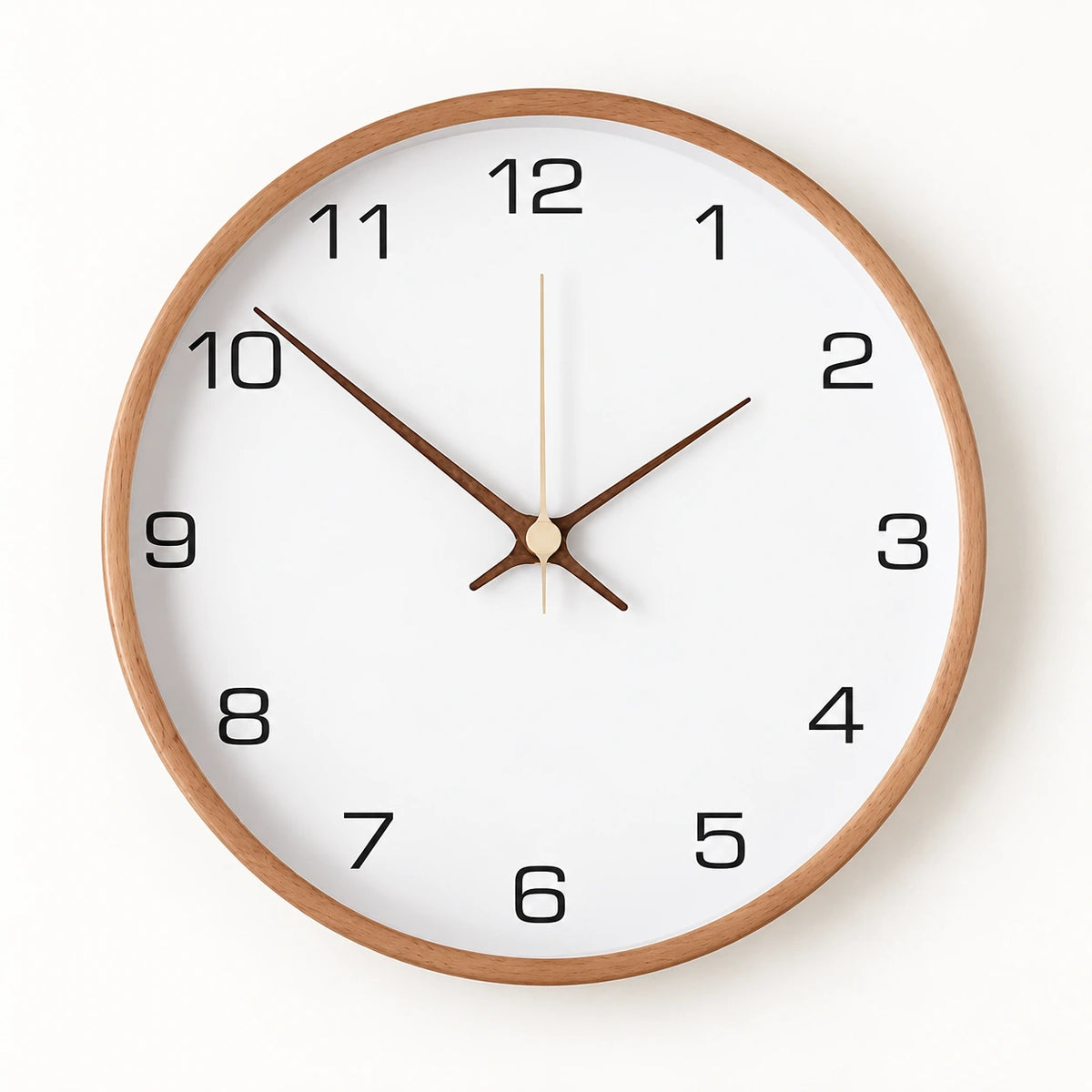 Horloge murale nordique en bois — blanc — vue studio