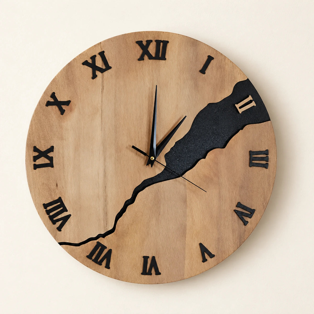 Horloge murale en bois et bambou — 30 cm — 4 — vue studio