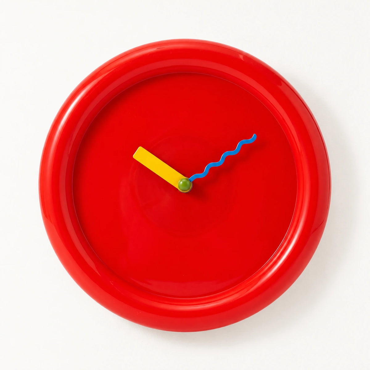 Horloge murale design à cadran coloré — Rouge — vue studio