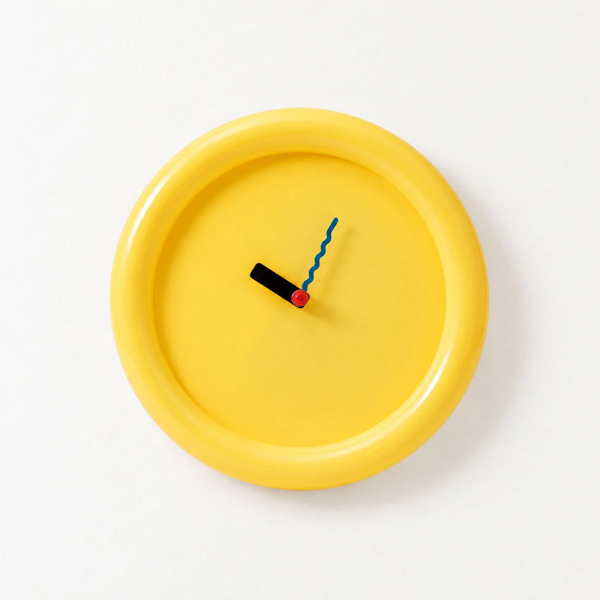 Horloge murale design à cadran coloré — Jaune — vue studio