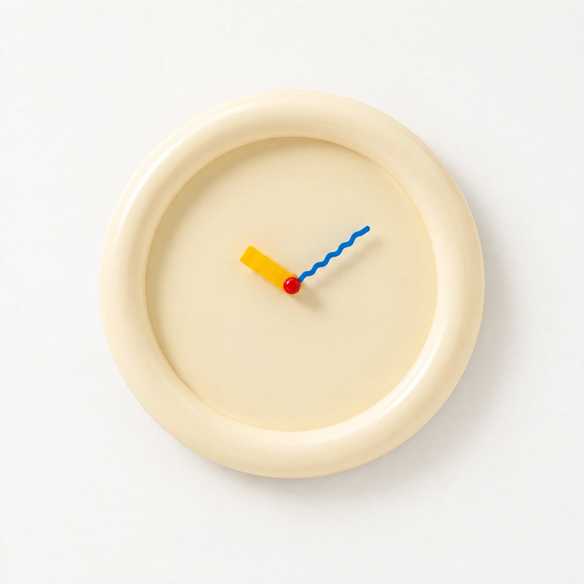 Horloge murale design à cadran coloré — Blanc — vue studio